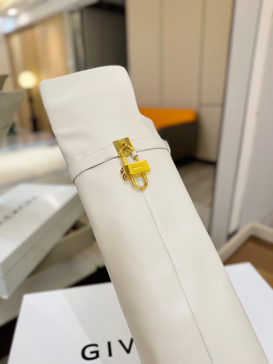 专柜正品级定制版本GIVENCHY𝐒𝐒 𝐧𝐞𝐰 高跟长靴，市面最高版本纪梵希 锁扣 风靡整个时尚圈‼️原