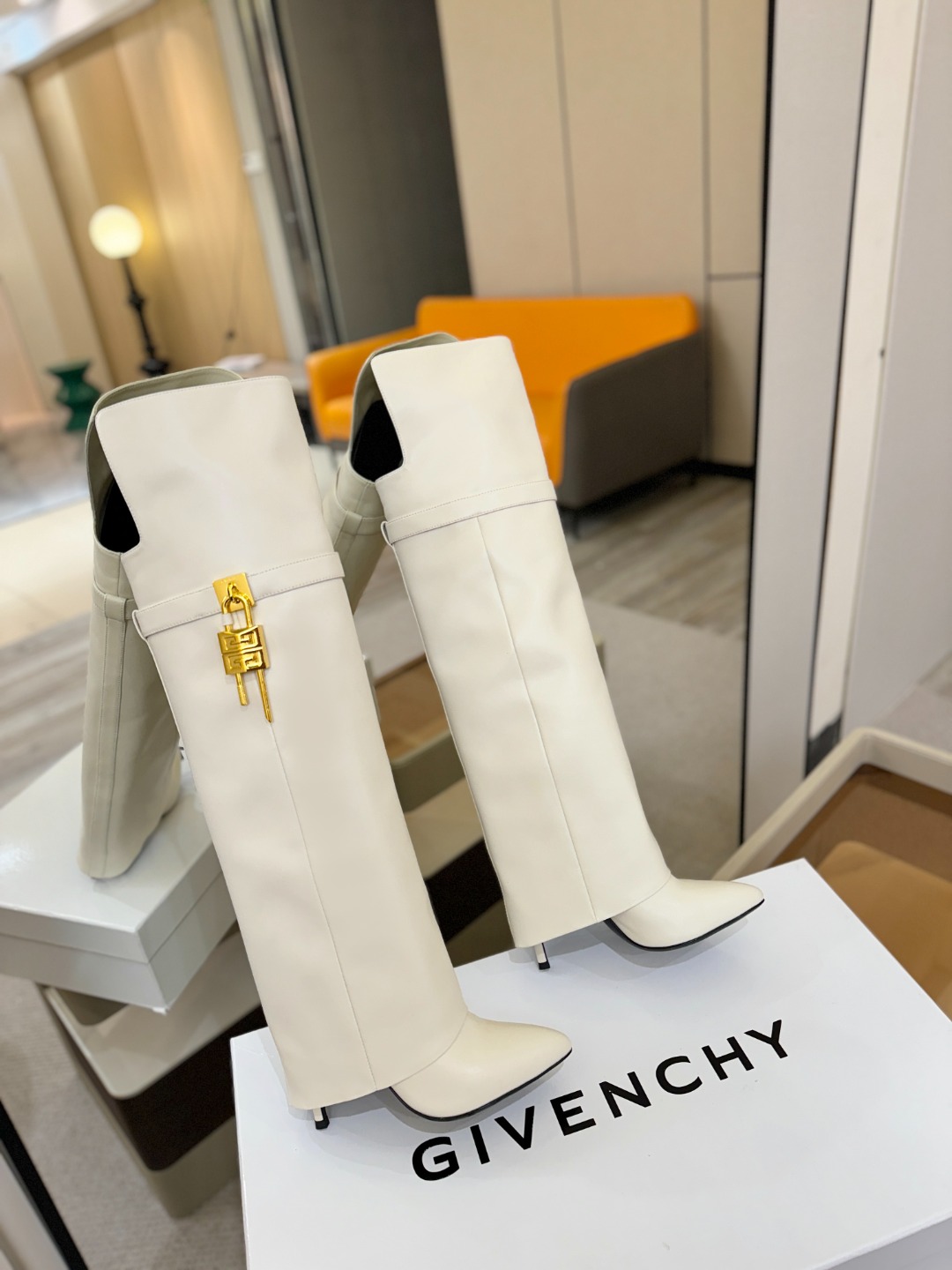 专柜正品级定制版本GIVENCHY𝐒𝐒 𝐧𝐞𝐰 高跟长靴，市面最高版本纪梵希 锁扣 风靡整个时尚圈‼️原