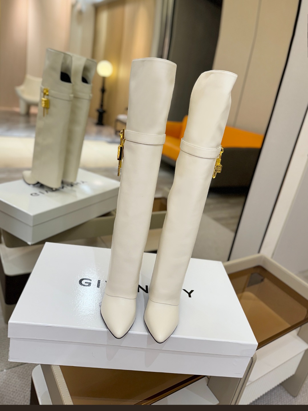 专柜正品级定制版本GIVENCHY𝐒𝐒 𝐧𝐞𝐰 高跟长靴，市面最高版本纪梵希 锁扣 风靡整个时尚圈‼️原