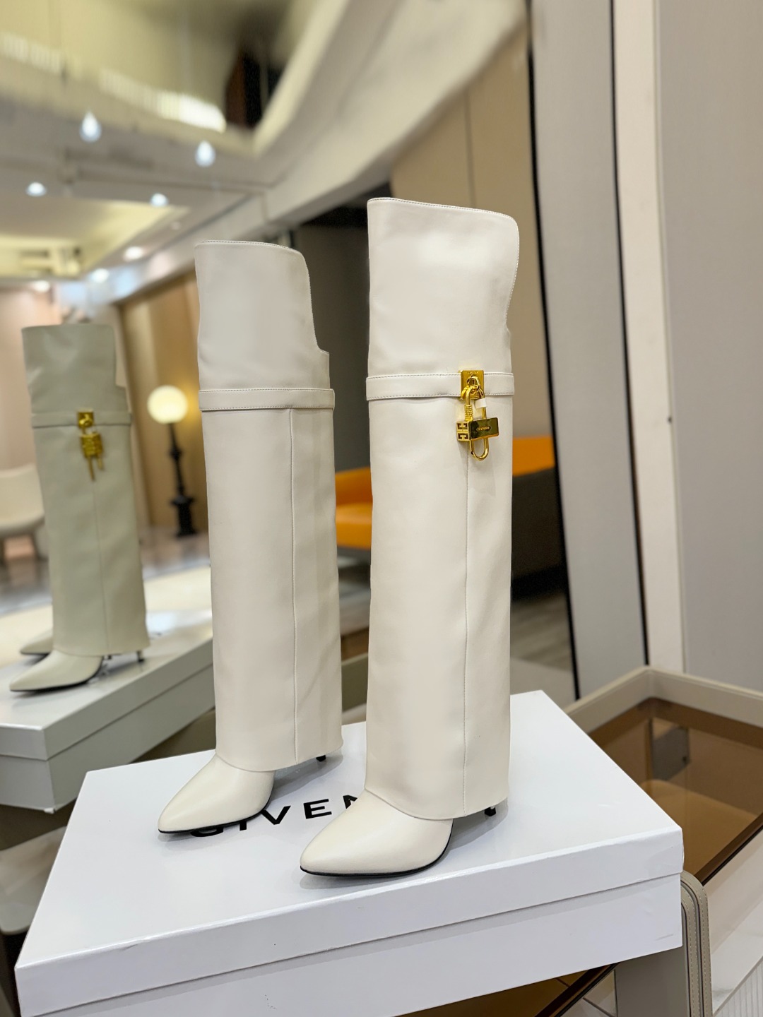 专柜正品级定制版本GIVENCHY𝐒𝐒 𝐧𝐞𝐰 高跟长靴，市面最高版本纪梵希 锁扣 风靡整个时尚圈‼️原