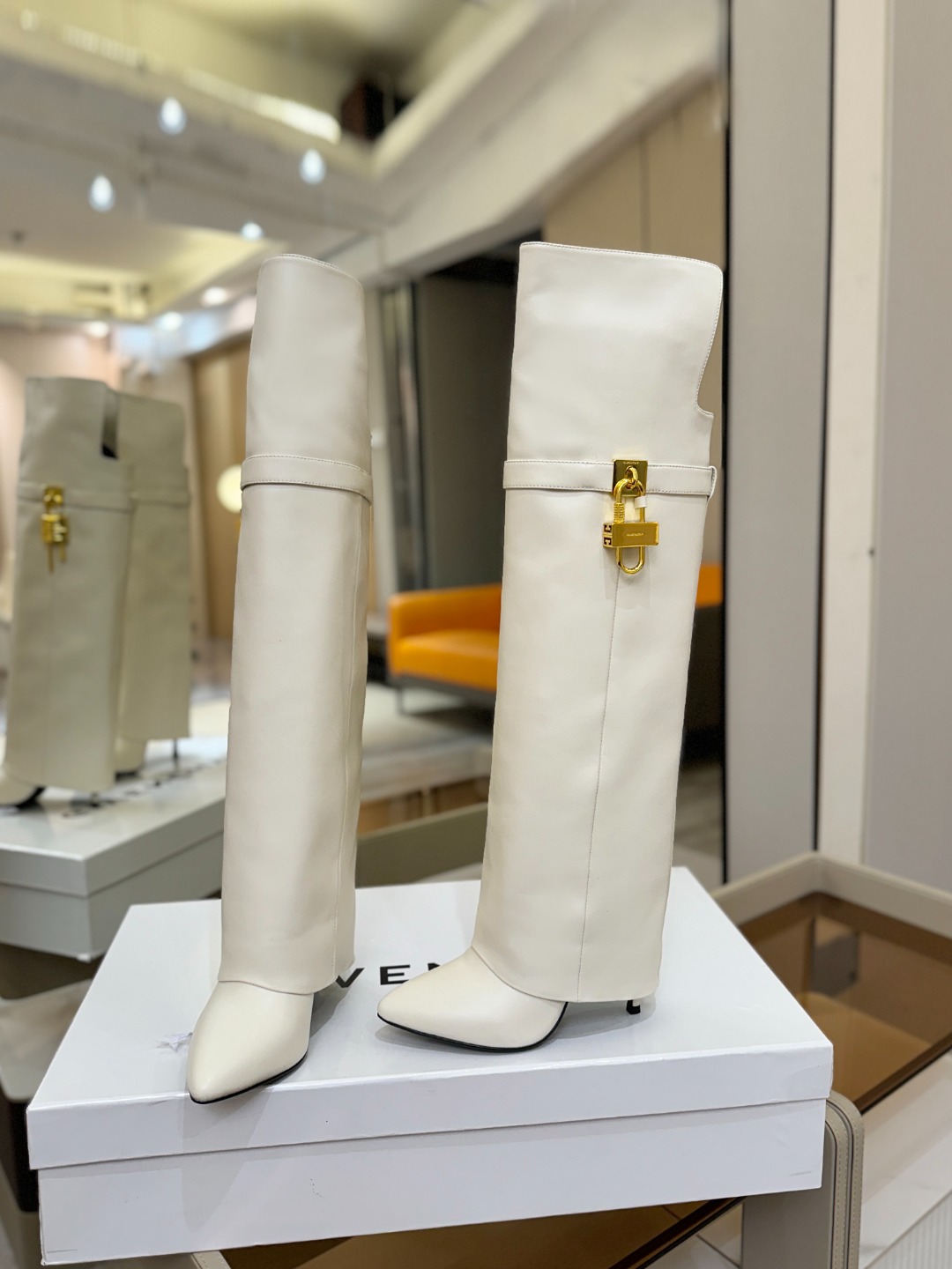 专柜正品级定制版本GIVENCHY𝐒𝐒 𝐧𝐞𝐰 高跟长靴，市面最高版本纪梵希 锁扣 风靡整个时尚圈‼️原