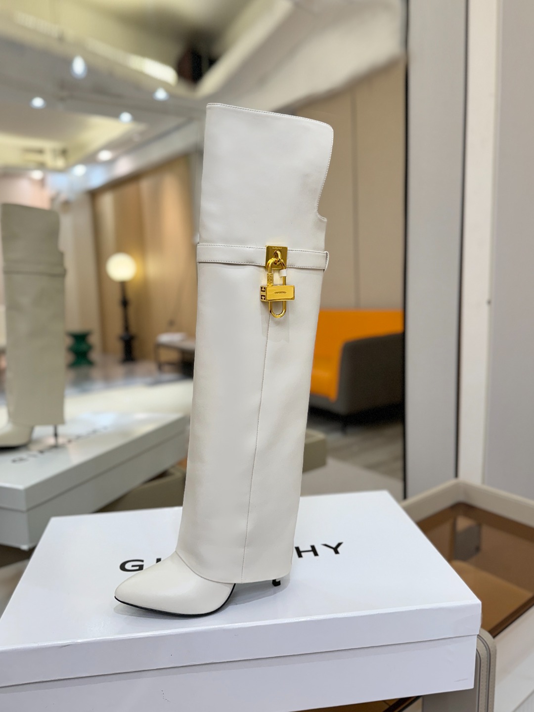 专柜正品级定制版本GIVENCHY𝐒𝐒 𝐧𝐞𝐰 高跟长靴，市面最高版本纪梵希 锁扣 风靡整个时尚圈‼️原