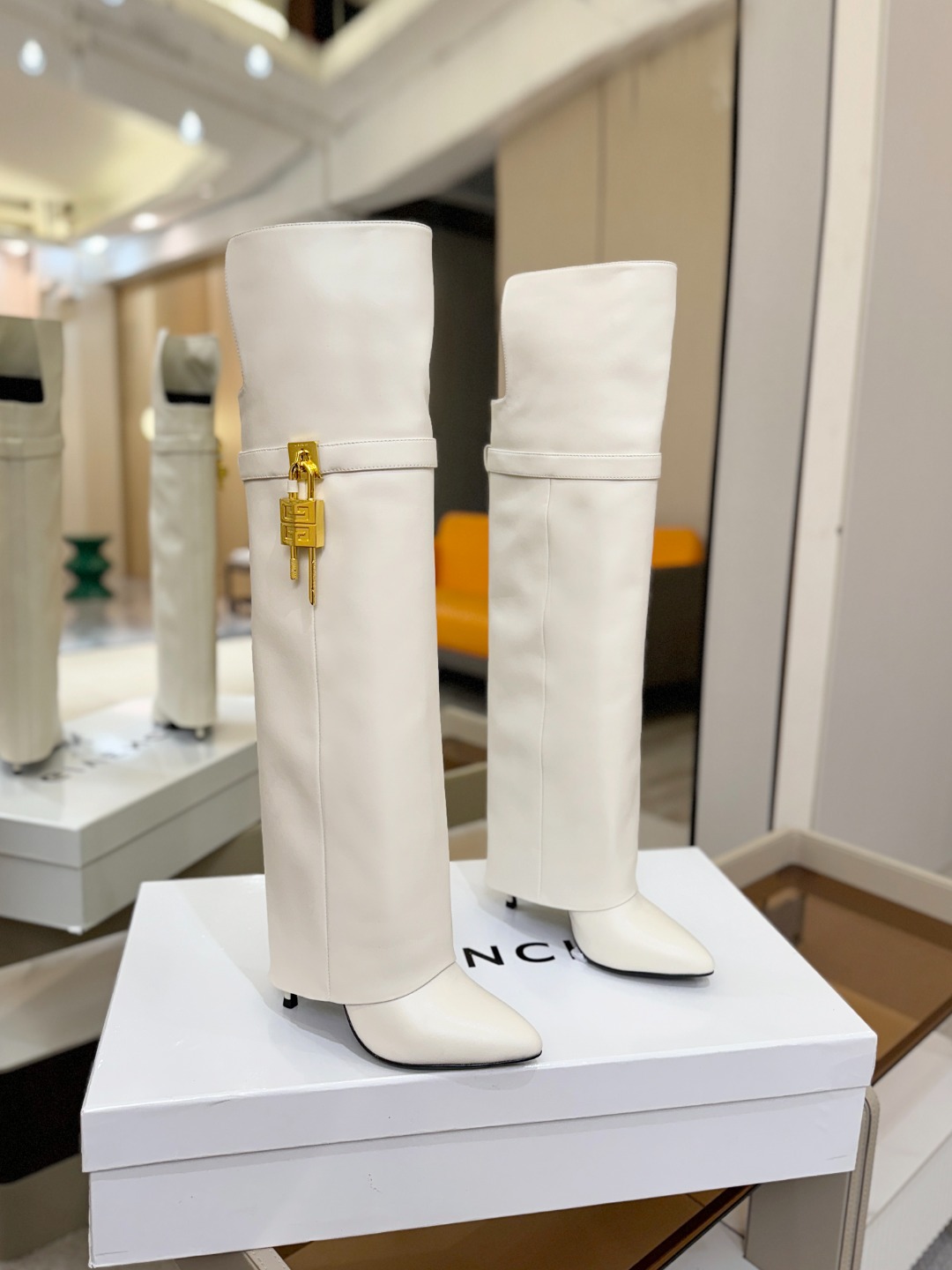 专柜正品级定制版本GIVENCHY𝐒𝐒 𝐧𝐞𝐰 高跟长靴，市面最高版本纪梵希 锁扣 风靡整个时尚圈‼️原