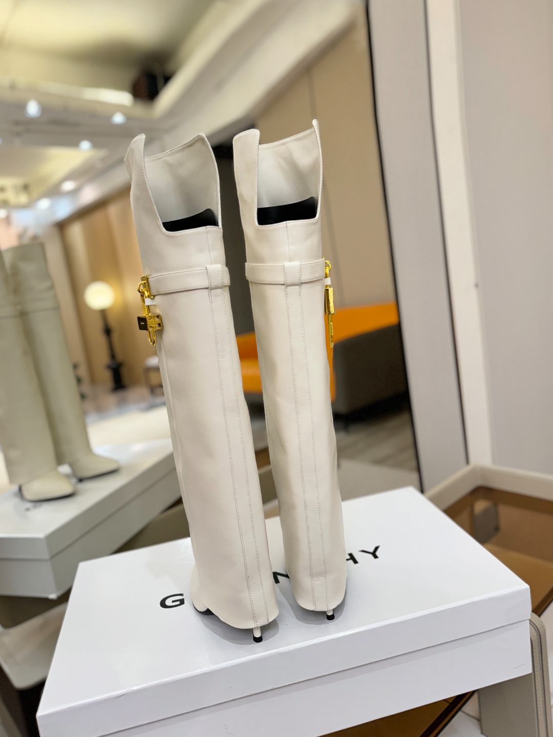 专柜正品级定制版本GIVENCHY𝐒𝐒 𝐧𝐞𝐰 高跟长靴，市面最高版本纪梵希 锁扣 风靡整个时尚圈‼️原