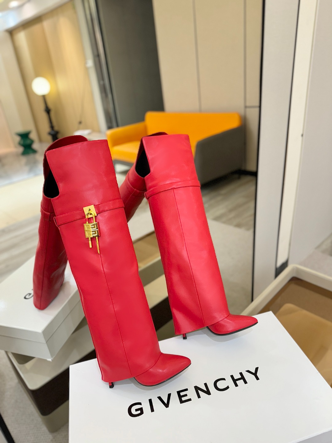 专柜正品级定制版本GIVENCHY𝐒𝐒 𝐧𝐞𝐰 高跟长靴，市面最高版本纪梵希 锁扣 风靡整个时尚圈‼️原