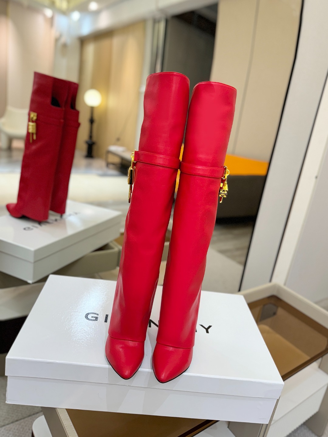 专柜正品级定制版本GIVENCHY𝐒𝐒 𝐧𝐞𝐰 高跟长靴，市面最高版本纪梵希 锁扣 风靡整个时尚圈‼️原
