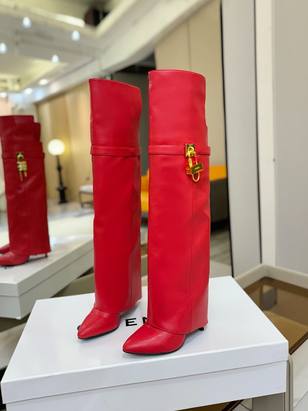 专柜正品级定制版本GIVENCHY𝐒𝐒 𝐧𝐞𝐰 高跟长靴，市面最高版本纪梵希 锁扣 风靡整个时尚圈‼️原