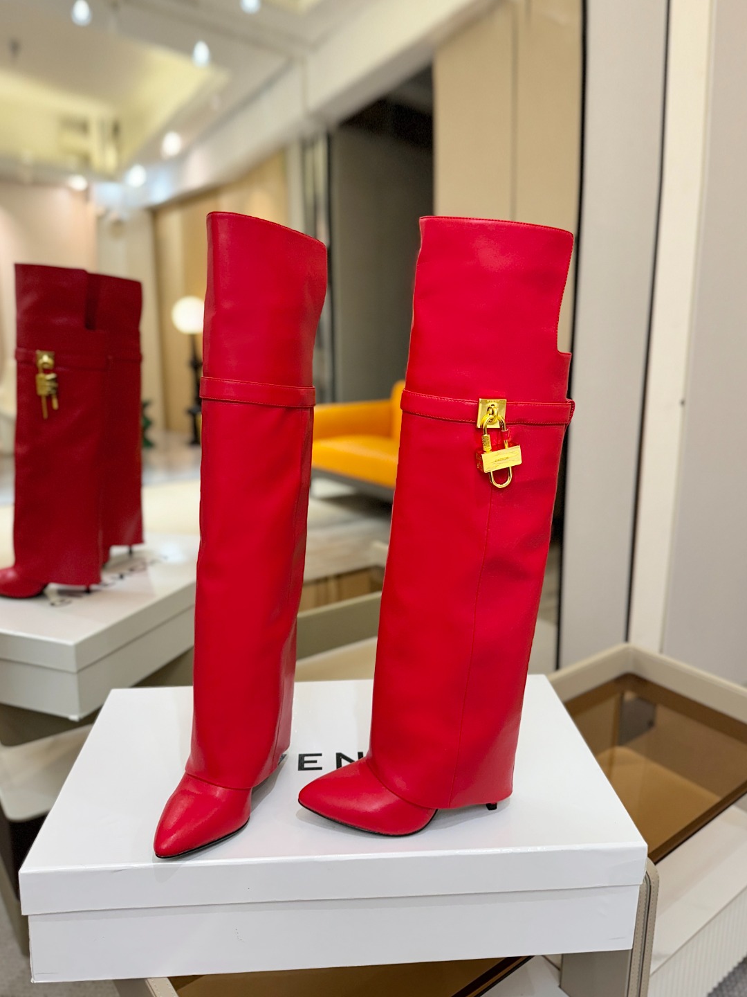 专柜正品级定制版本GIVENCHY𝐒𝐒 𝐧𝐞𝐰 高跟长靴，市面最高版本纪梵希 锁扣 风靡整个时尚圈‼️原