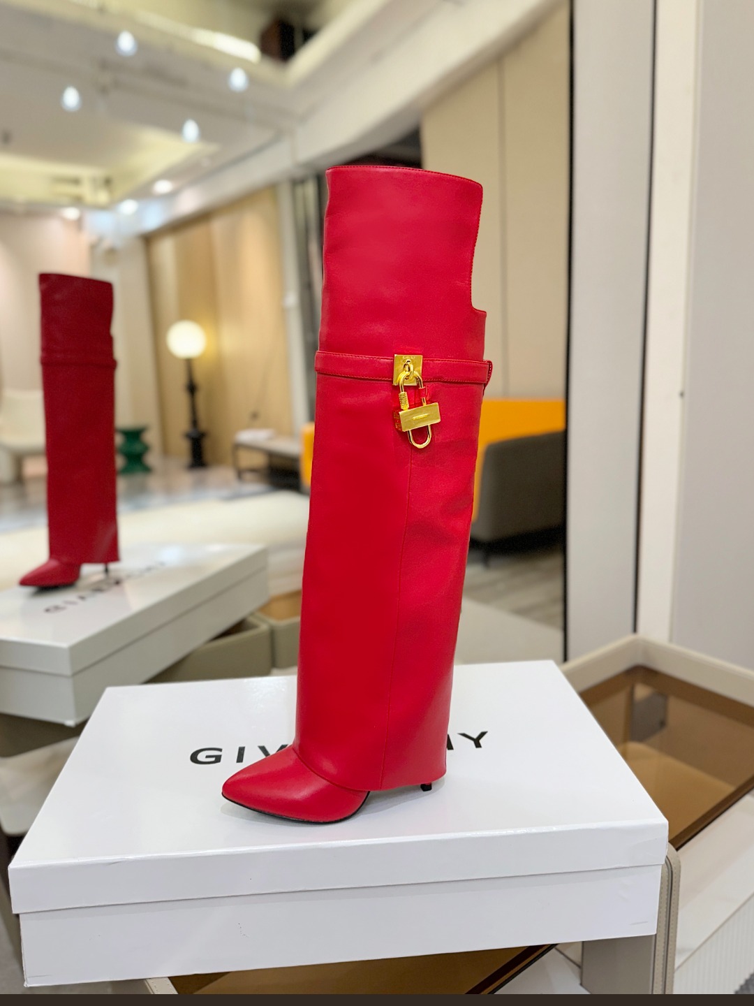 专柜正品级定制版本GIVENCHY𝐒𝐒 𝐧𝐞𝐰 高跟长靴，市面最高版本纪梵希 锁扣 风靡整个时尚圈‼️原