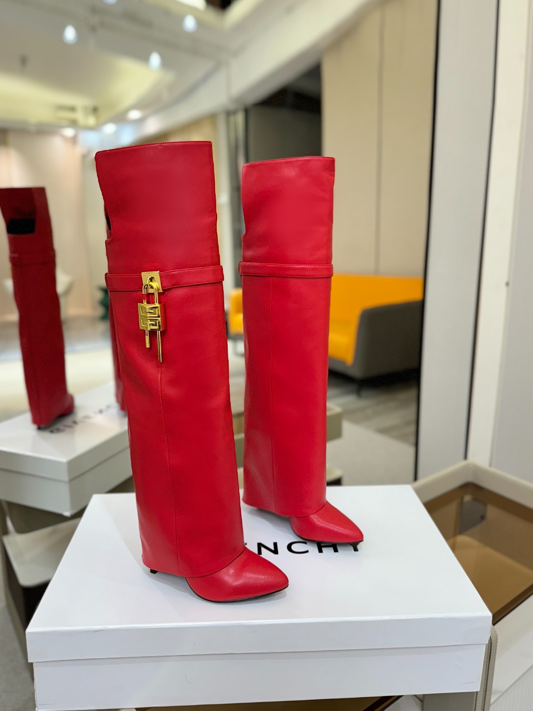 专柜正品级定制版本GIVENCHY𝐒𝐒 𝐧𝐞𝐰 高跟长靴，市面最高版本纪梵希 锁扣 风靡整个时尚圈‼️原