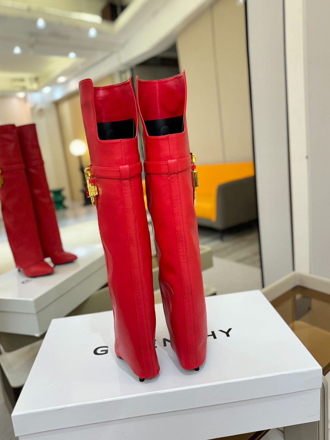 专柜正品级定制版本GIVENCHY𝐒𝐒 𝐧𝐞𝐰 高跟长靴，市面最高版本纪梵希 锁扣 风靡整个时尚圈‼️原