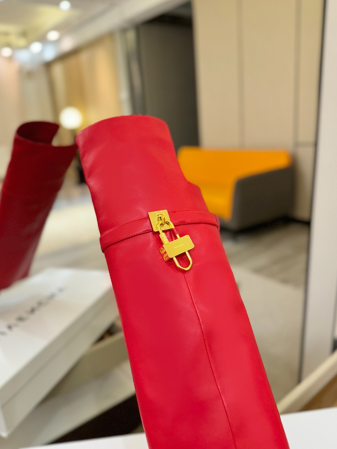 专柜正品级定制版本GIVENCHY𝐒𝐒 𝐧𝐞𝐰 高跟长靴，市面最高版本纪梵希 锁扣 风靡整个时尚圈‼️原