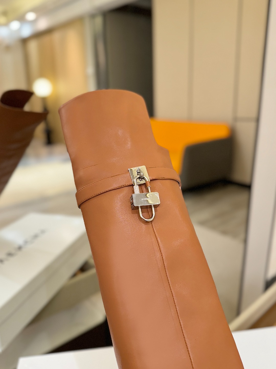 专柜正品级定制版本GIVENCHY𝐒𝐒 𝐧𝐞𝐰 高跟长靴，市面最高版本纪梵希 锁扣 风靡整个时尚圈‼️原