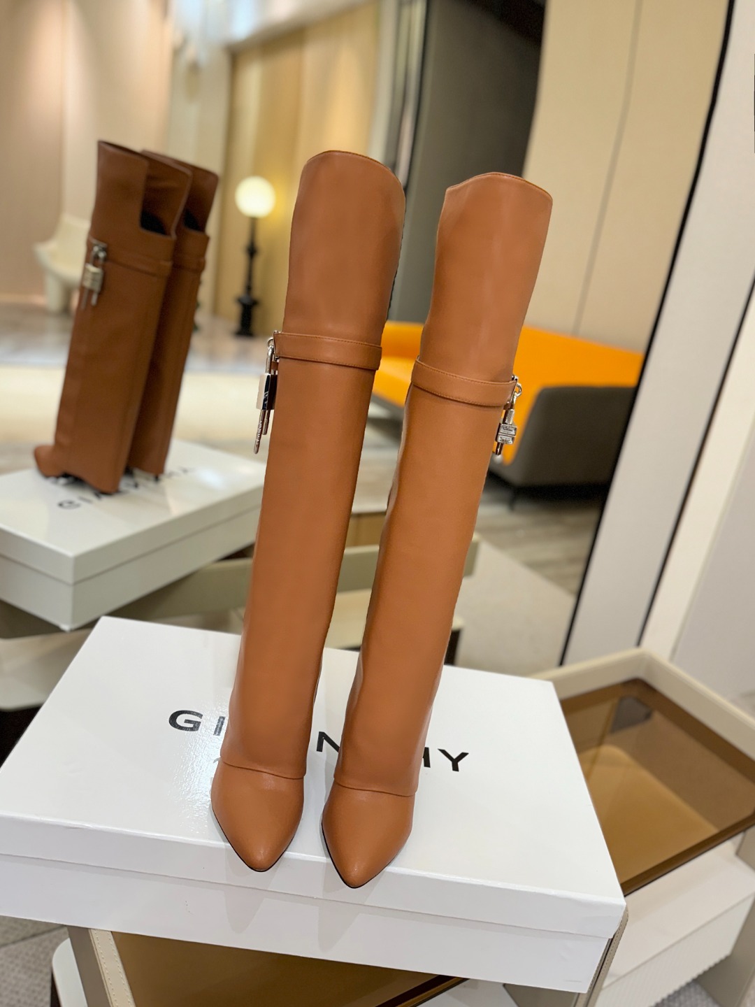 专柜正品级定制版本GIVENCHY𝐒𝐒 𝐧𝐞𝐰 高跟长靴，市面最高版本纪梵希 锁扣 风靡整个时尚圈‼️原