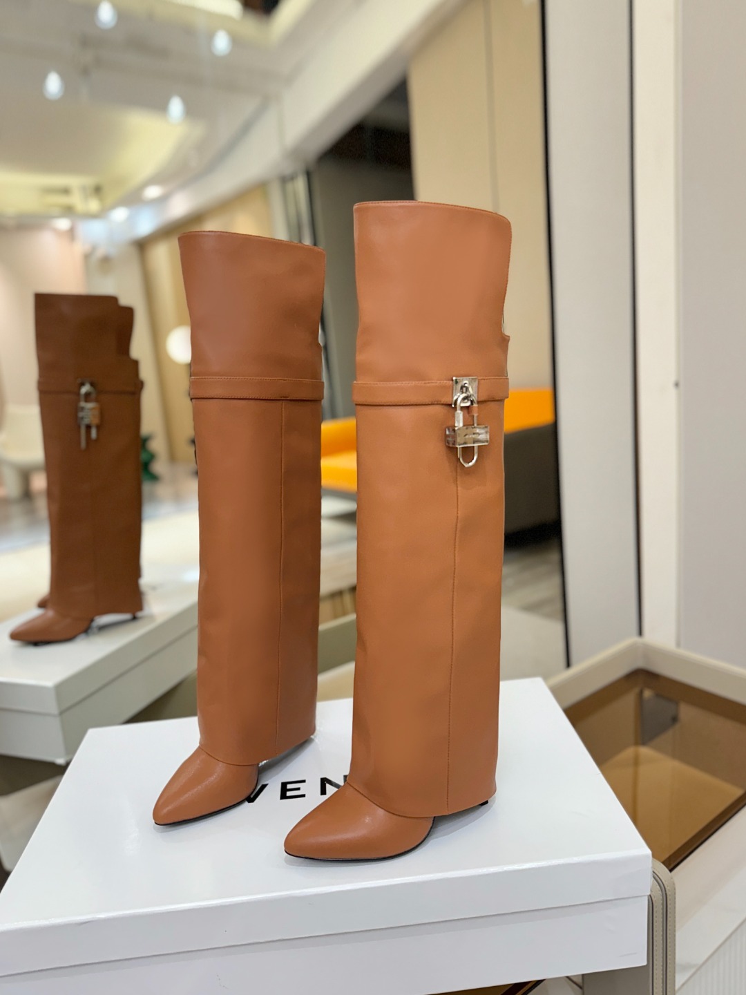 专柜正品级定制版本GIVENCHY𝐒𝐒 𝐧𝐞𝐰 高跟长靴，市面最高版本纪梵希 锁扣 风靡整个时尚圈‼️原