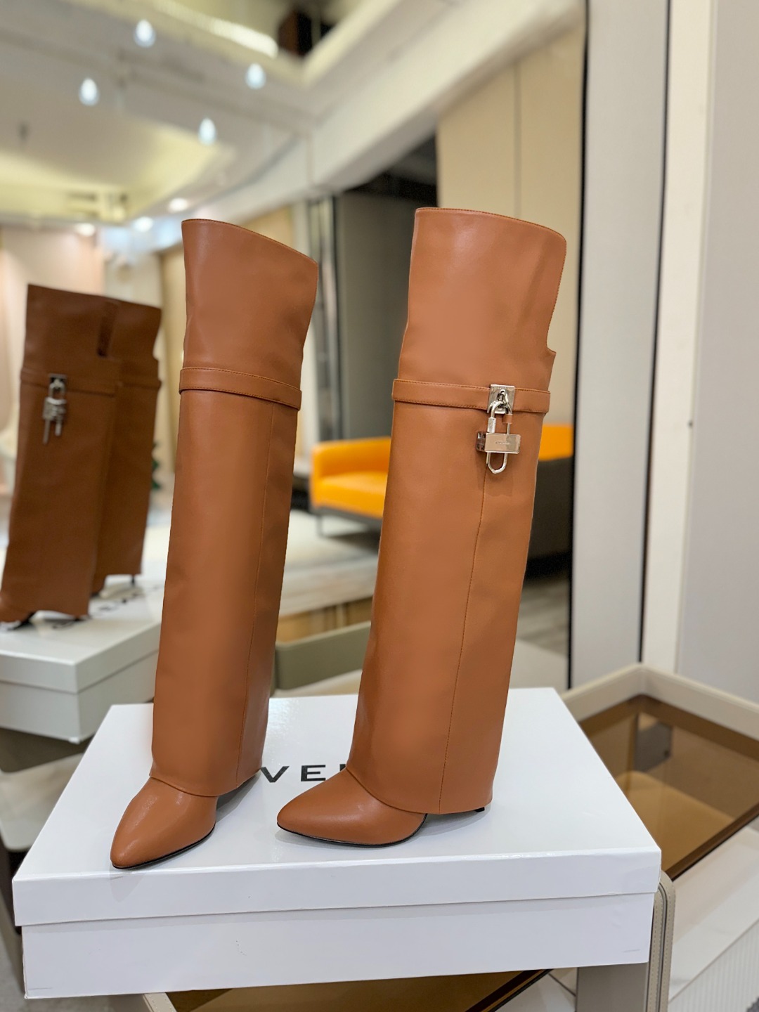 专柜正品级定制版本GIVENCHY𝐒𝐒 𝐧𝐞𝐰 高跟长靴，市面最高版本纪梵希 锁扣 风靡整个时尚圈‼️原