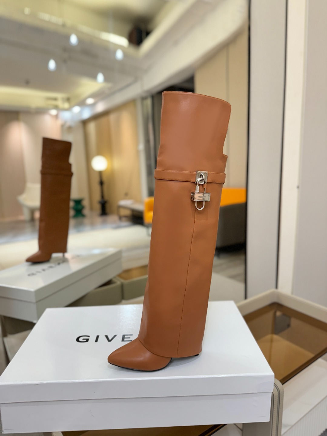 专柜正品级定制版本GIVENCHY𝐒𝐒 𝐧𝐞𝐰 高跟长靴，市面最高版本纪梵希 锁扣 风靡整个时尚圈‼️原