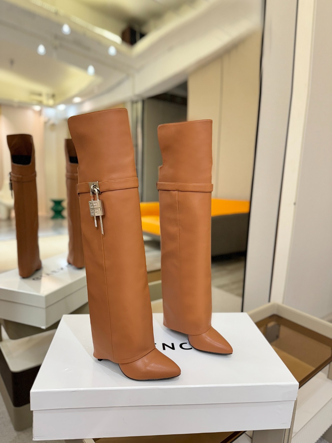 专柜正品级定制版本GIVENCHY𝐒𝐒 𝐧𝐞𝐰 高跟长靴，市面最高版本纪梵希 锁扣 风靡整个时尚圈‼️原