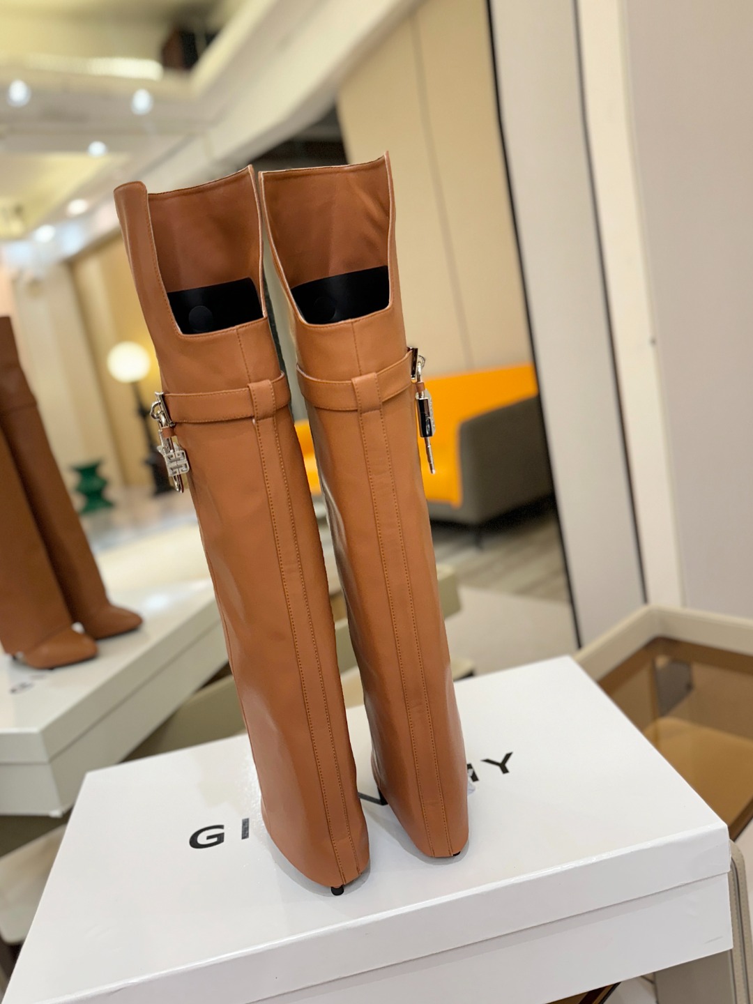 专柜正品级定制版本GIVENCHY𝐒𝐒 𝐧𝐞𝐰 高跟长靴，市面最高版本纪梵希 锁扣 风靡整个时尚圈‼️原