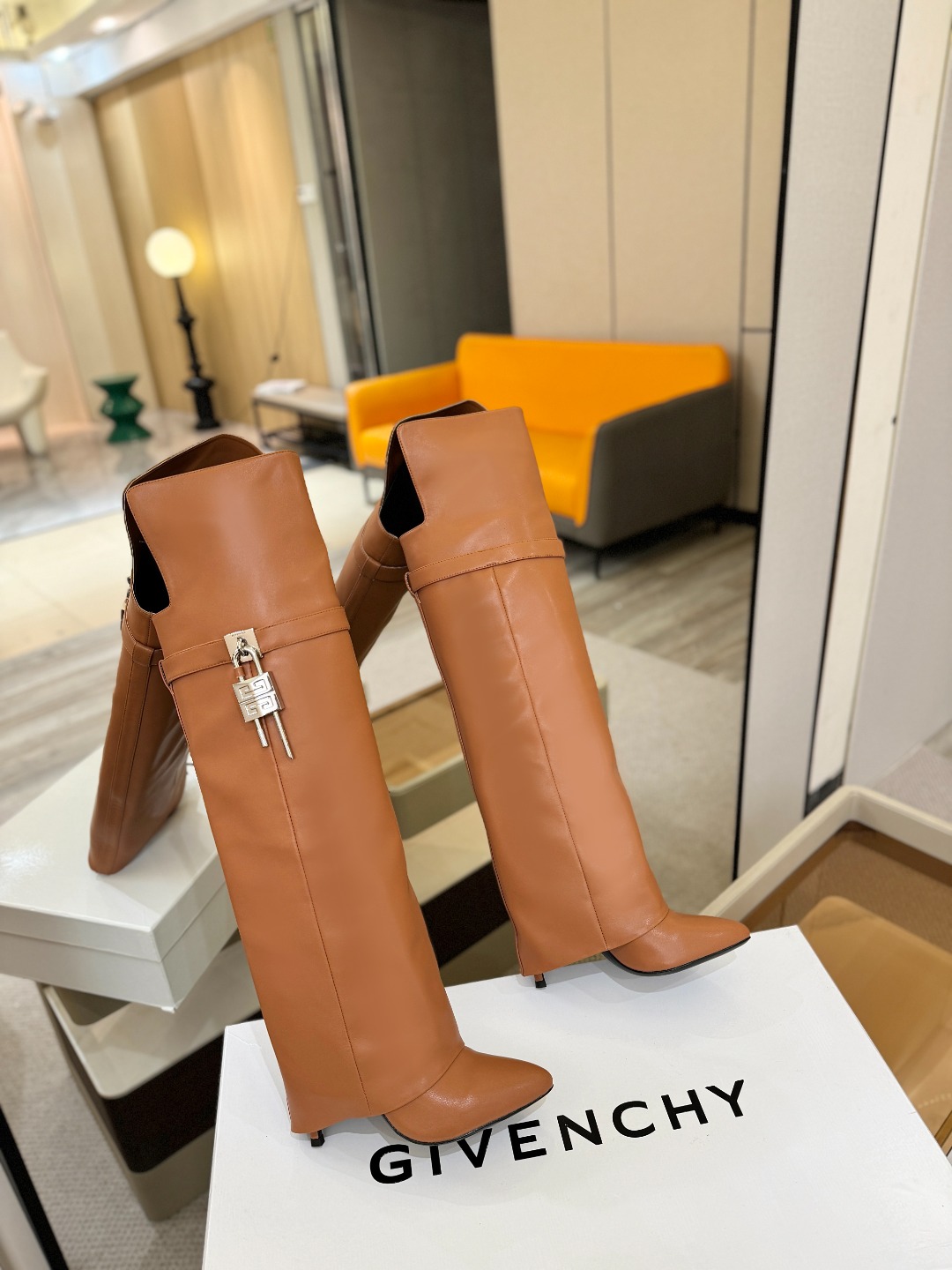 专柜正品级定制版本GIVENCHY𝐒𝐒 𝐧𝐞𝐰 高跟长靴，市面最高版本纪梵希 锁扣 风靡整个时尚圈‼️原