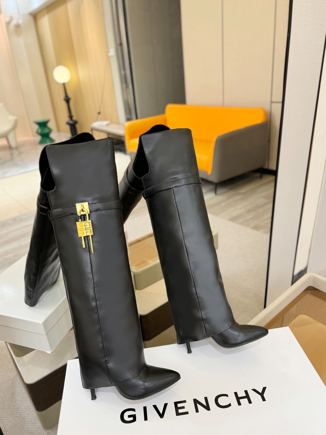 专柜正品级定制版本GIVENCHY𝐒𝐒 𝐧𝐞𝐰 高跟长靴，市面最高版本纪梵希 锁扣 风靡整个时尚圈‼️原