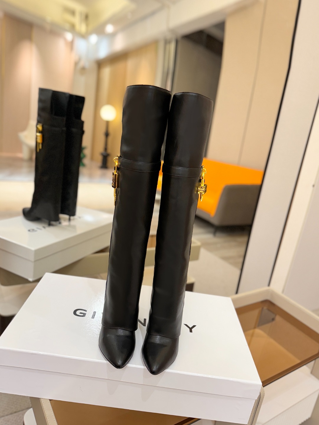 专柜正品级定制版本GIVENCHY𝐒𝐒 𝐧𝐞𝐰 高跟长靴，市面最高版本纪梵希 锁扣 风靡整个时尚圈‼️原