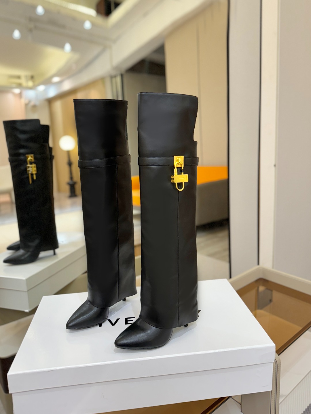 专柜正品级定制版本GIVENCHY𝐒𝐒 𝐧𝐞𝐰 高跟长靴，市面最高版本纪梵希 锁扣 风靡整个时尚圈‼️原