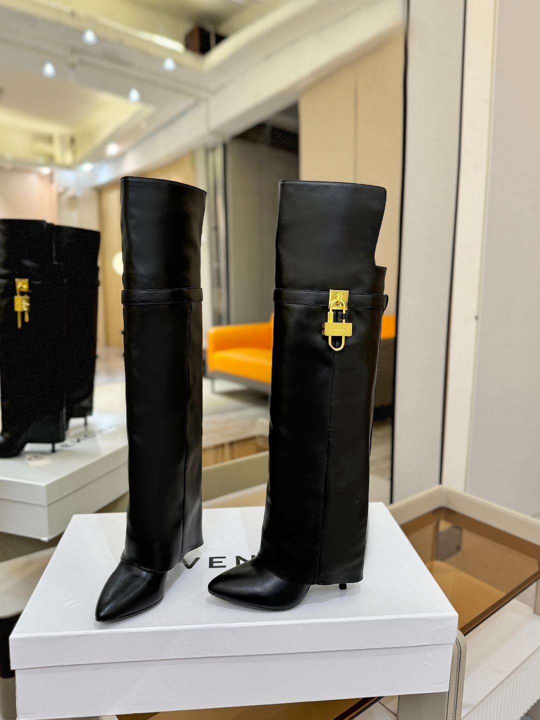 专柜正品级定制版本GIVENCHY𝐒𝐒 𝐧𝐞𝐰 高跟长靴，市面最高版本纪梵希 锁扣 风靡整个时尚圈‼️原