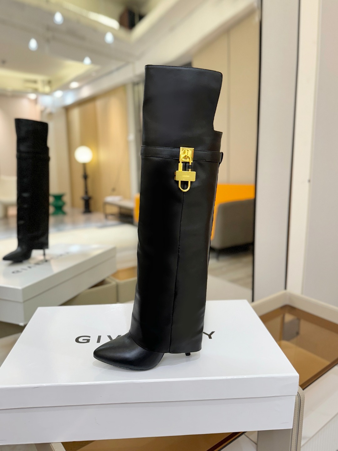 专柜正品级定制版本GIVENCHY𝐒𝐒 𝐧𝐞𝐰 高跟长靴，市面最高版本纪梵希 锁扣 风靡整个时尚圈‼️原