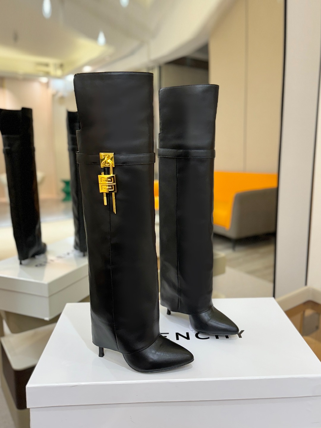 专柜正品级定制版本GIVENCHY𝐒𝐒 𝐧𝐞𝐰 高跟长靴，市面最高版本纪梵希 锁扣 风靡整个时尚圈‼️原