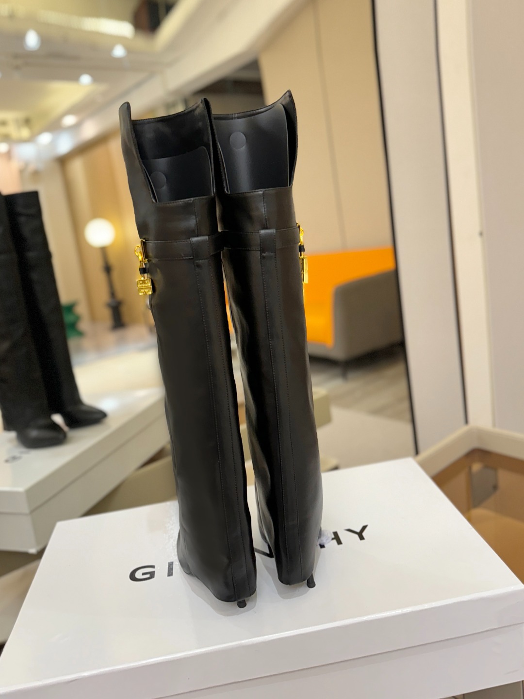 专柜正品级定制版本GIVENCHY𝐒𝐒 𝐧𝐞𝐰 高跟长靴，市面最高版本纪梵希 锁扣 风靡整个时尚圈‼️原