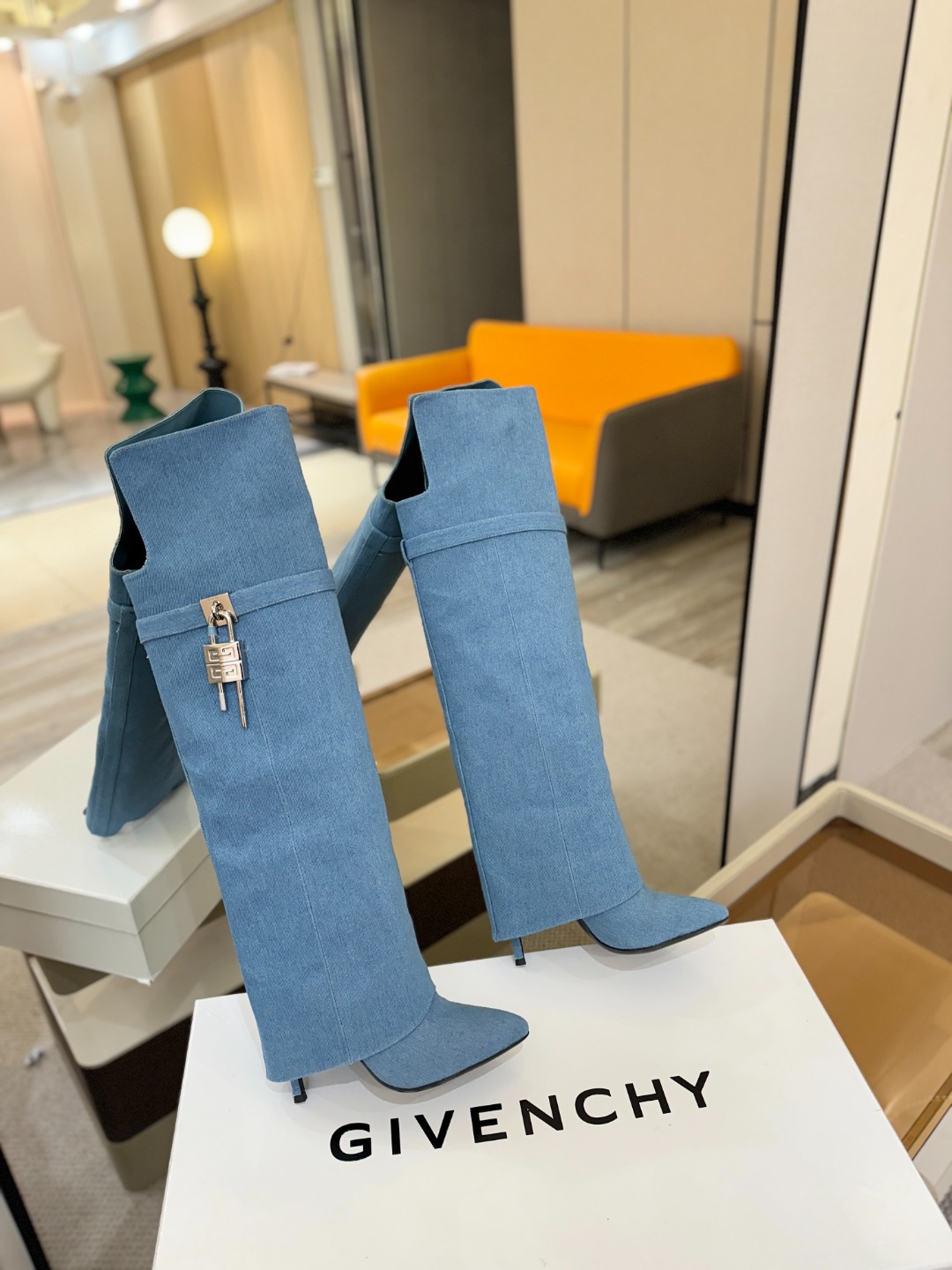 专柜正品级定制版本GIVENCHY𝐒𝐒 𝐧𝐞𝐰 高跟长靴，市面最高版本纪梵希 锁扣 风靡整个时尚圈‼️原