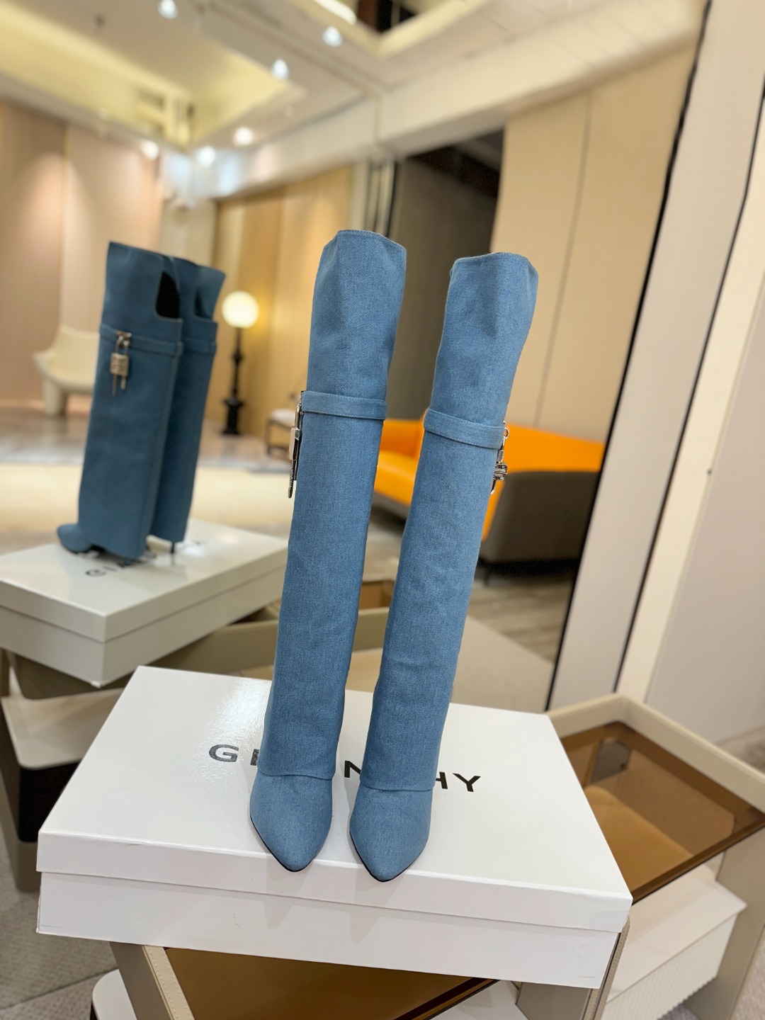 专柜正品级定制版本GIVENCHY𝐒𝐒 𝐧𝐞𝐰 高跟长靴，市面最高版本纪梵希 锁扣 风靡整个时尚圈‼️原