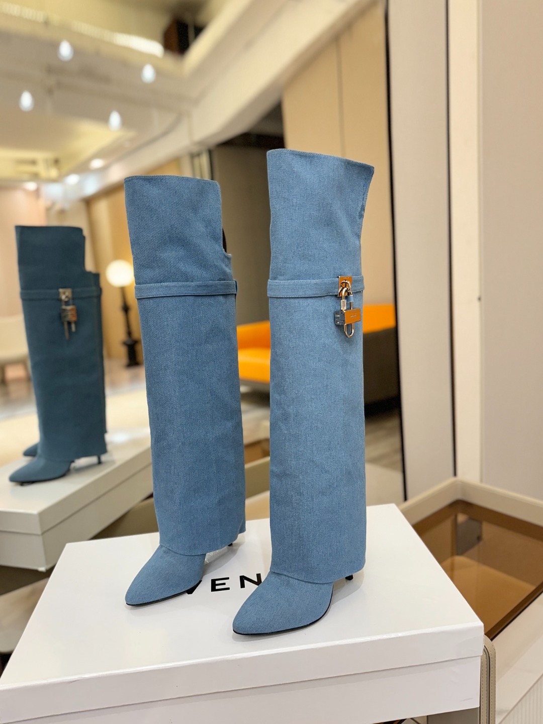专柜正品级定制版本GIVENCHY𝐒𝐒 𝐧𝐞𝐰 高跟长靴，市面最高版本纪梵希 锁扣 风靡整个时尚圈‼️原