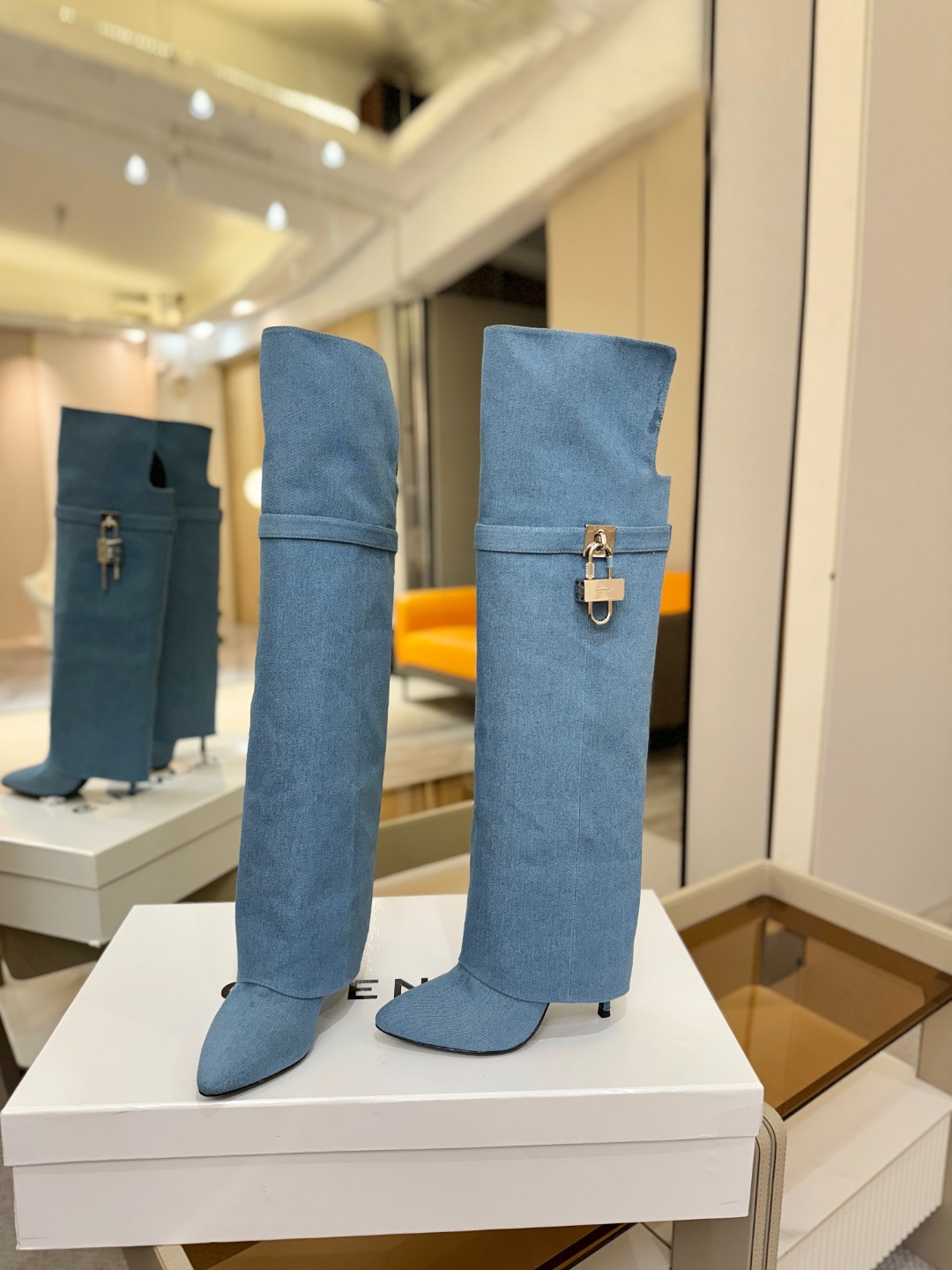 专柜正品级定制版本GIVENCHY𝐒𝐒 𝐧𝐞𝐰 高跟长靴，市面最高版本纪梵希 锁扣 风靡整个时尚圈‼️原