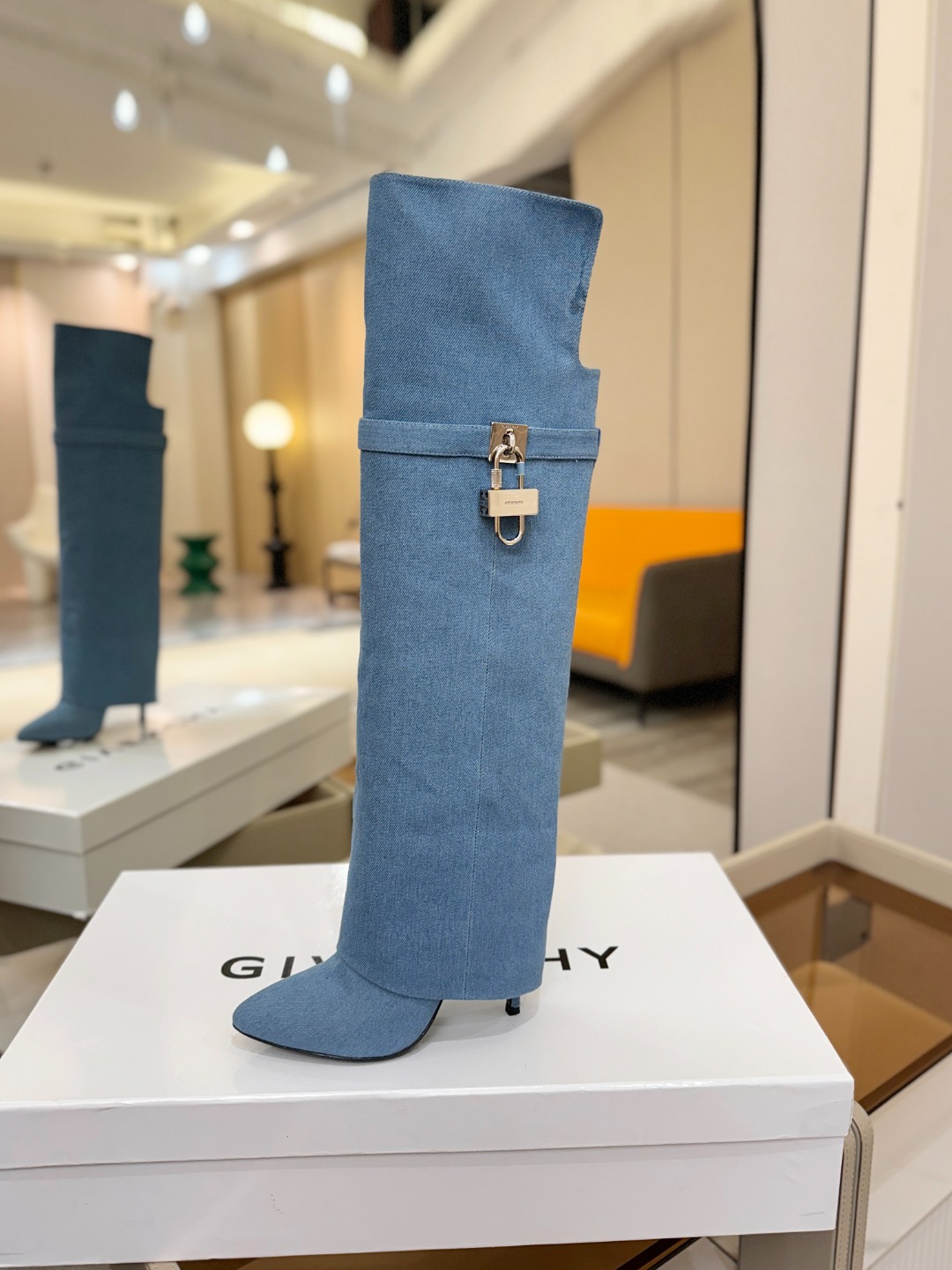 专柜正品级定制版本GIVENCHY𝐒𝐒 𝐧𝐞𝐰 高跟长靴，市面最高版本纪梵希 锁扣 风靡整个时尚圈‼️原