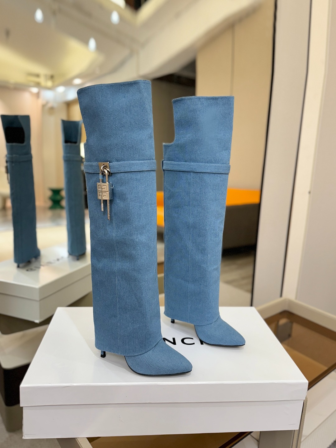 专柜正品级定制版本GIVENCHY𝐒𝐒 𝐧𝐞𝐰 高跟长靴，市面最高版本纪梵希 锁扣 风靡整个时尚圈‼️原