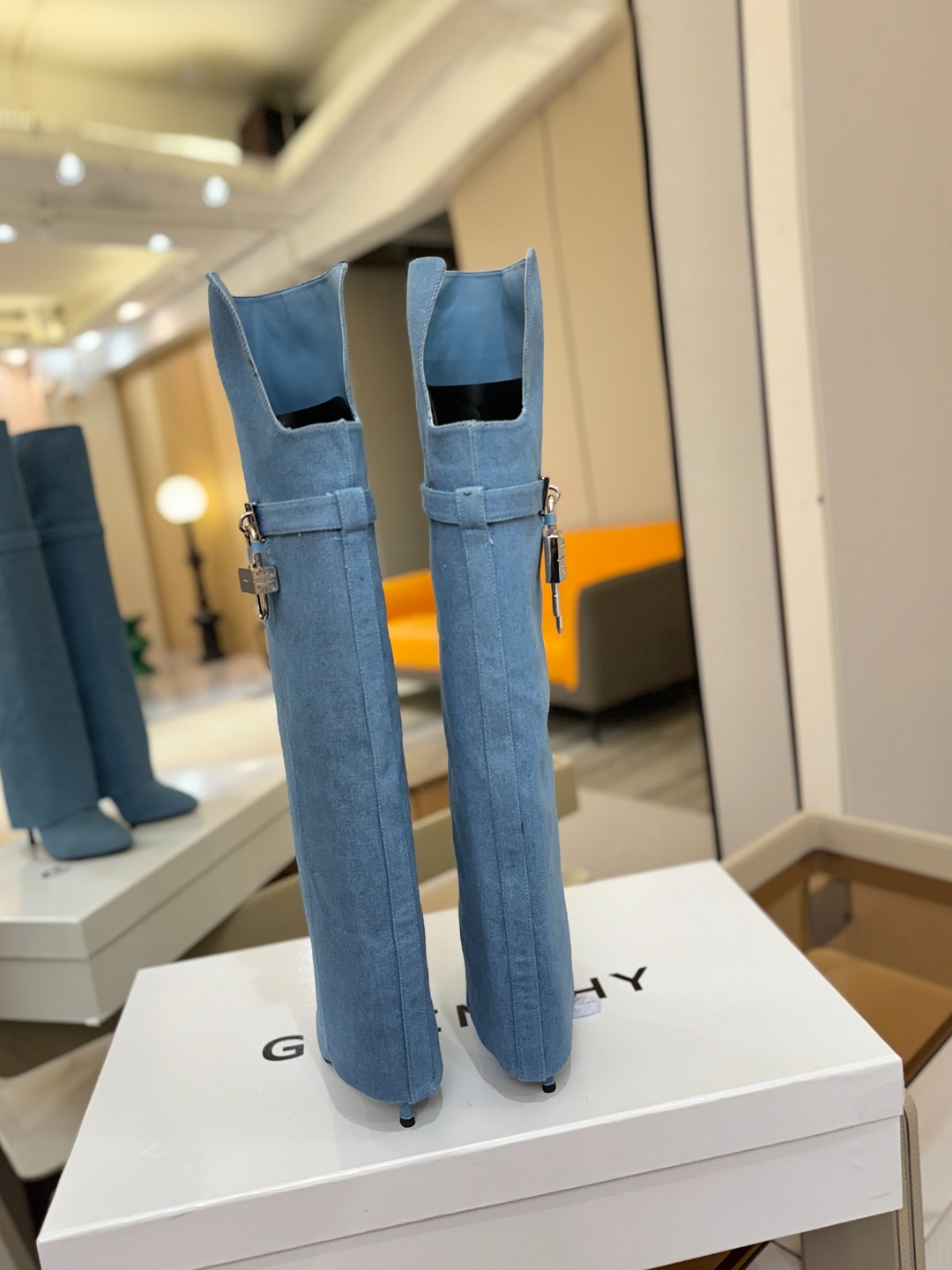 专柜正品级定制版本GIVENCHY𝐒𝐒 𝐧𝐞𝐰 高跟长靴，市面最高版本纪梵希 锁扣 风靡整个时尚圈‼️原