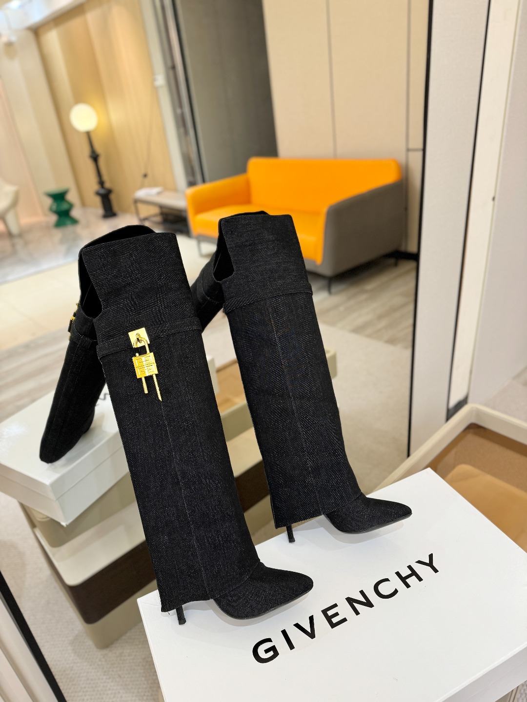 专柜正品级定制版本GIVENCHY𝐒𝐒 𝐧𝐞𝐰 高跟长靴，市面最高版本纪梵希 锁扣 风靡整个时尚圈‼️原