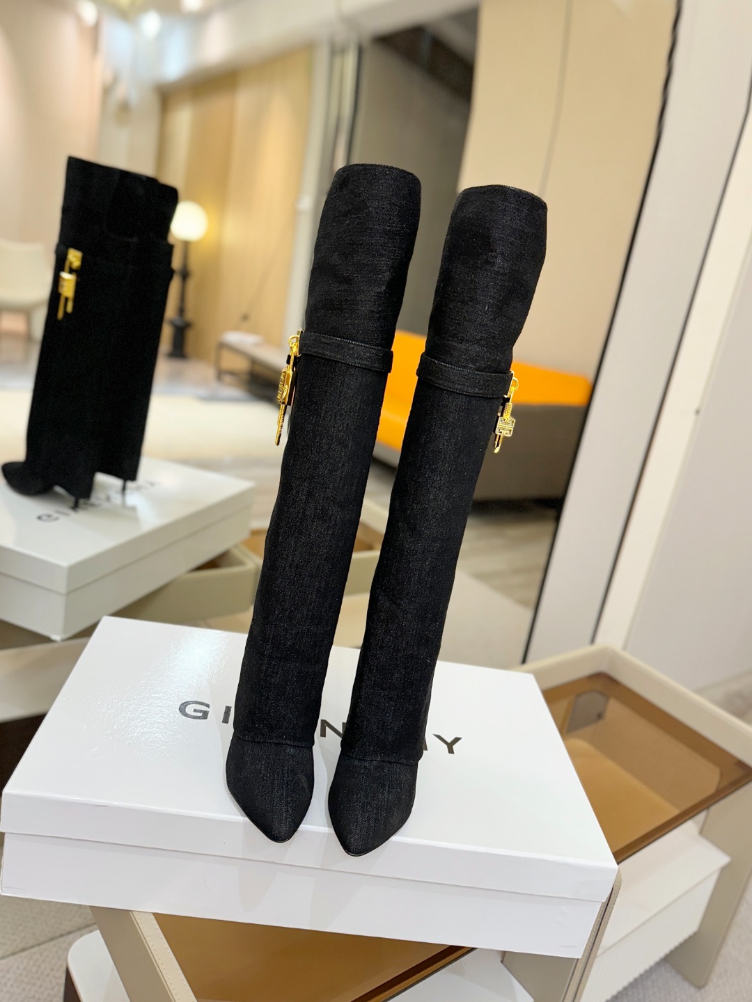 专柜正品级定制版本GIVENCHY𝐒𝐒 𝐧𝐞𝐰 高跟长靴，市面最高版本纪梵希 锁扣 风靡整个时尚圈‼️原