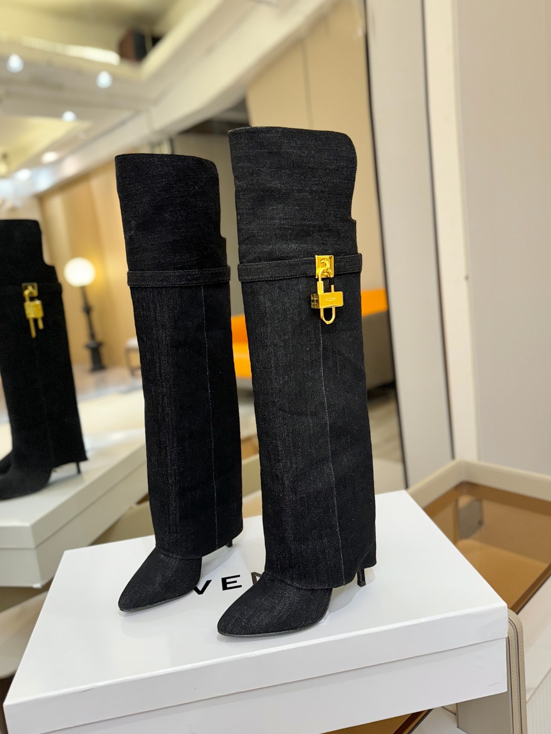 专柜正品级定制版本GIVENCHY𝐒𝐒 𝐧𝐞𝐰 高跟长靴，市面最高版本纪梵希 锁扣 风靡整个时尚圈‼️原