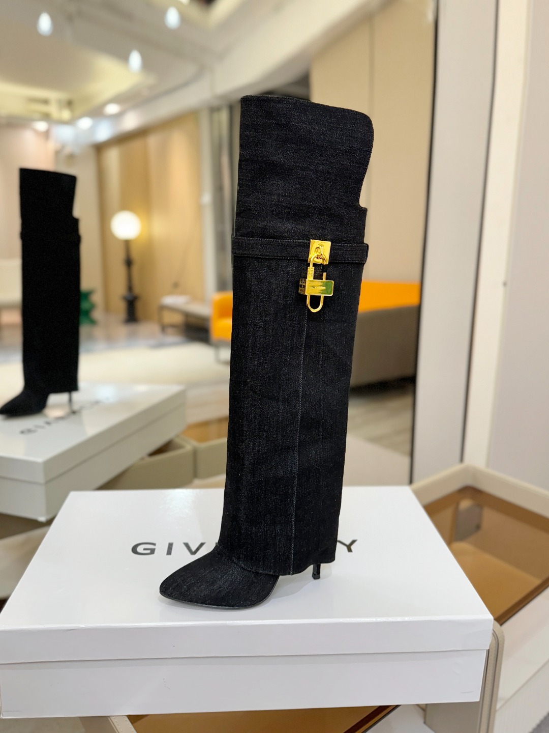 专柜正品级定制版本GIVENCHY𝐒𝐒 𝐧𝐞𝐰 高跟长靴，市面最高版本纪梵希 锁扣 风靡整个时尚圈‼️原