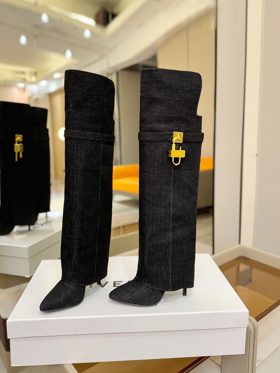 专柜正品级定制版本GIVENCHY𝐒𝐒 𝐧𝐞𝐰 高跟长靴，市面最高版本纪梵希 锁扣 风靡整个时尚圈‼️原