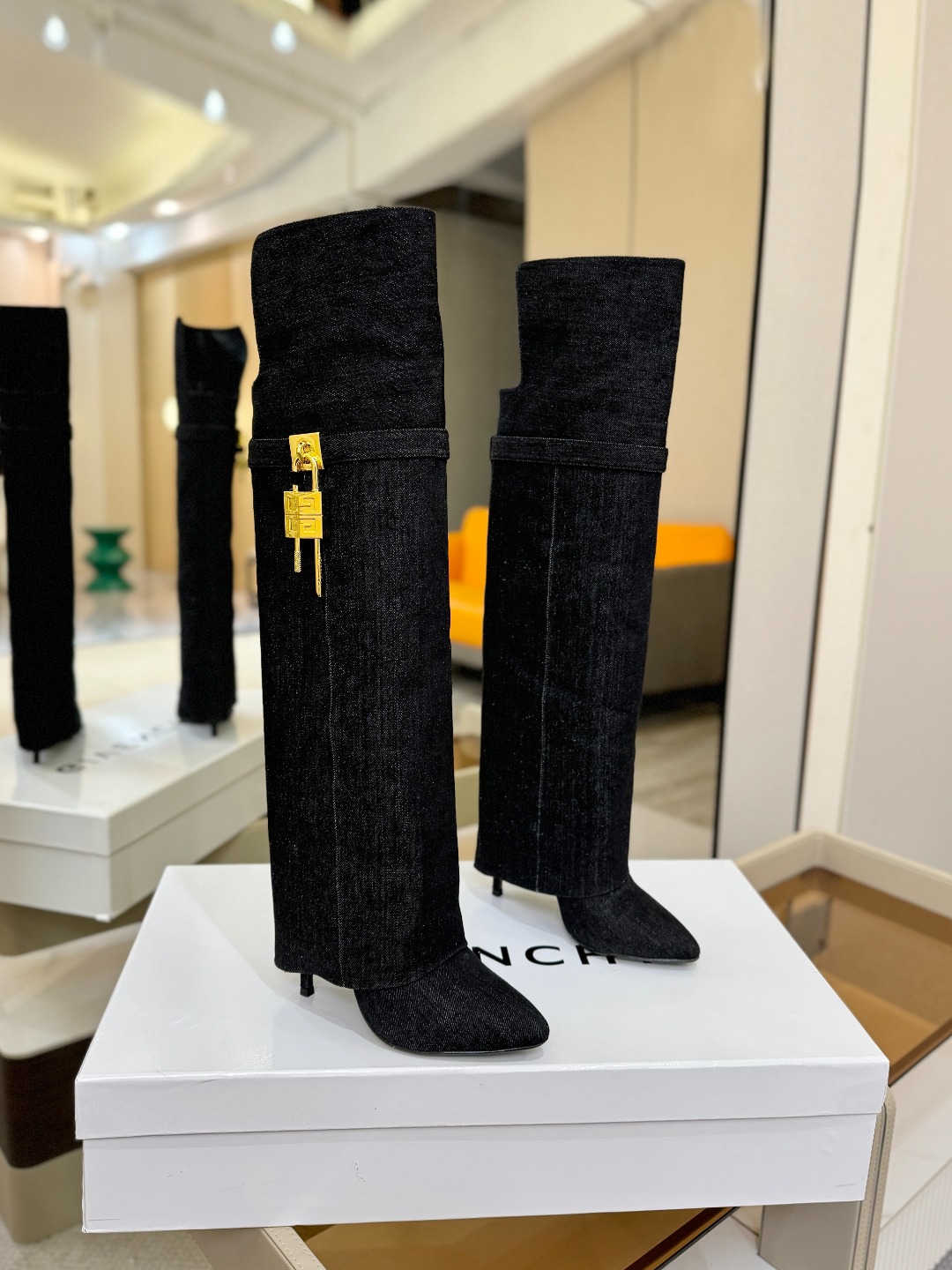 专柜正品级定制版本GIVENCHY𝐒𝐒 𝐧𝐞𝐰 高跟长靴，市面最高版本纪梵希 锁扣 风靡整个时尚圈‼️原