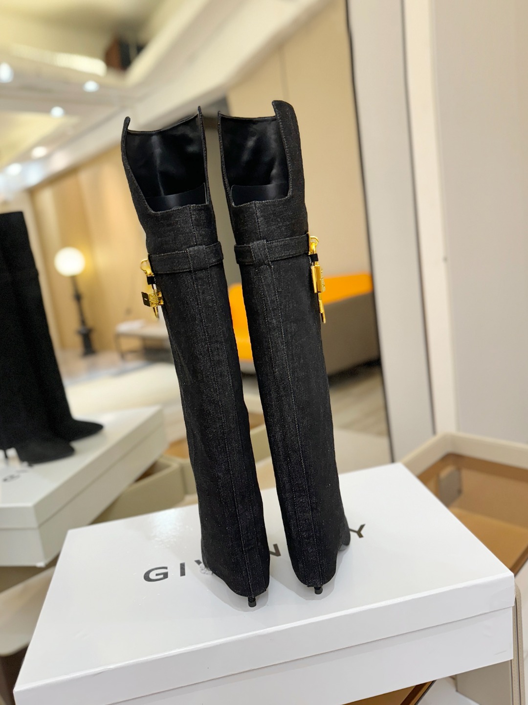 专柜正品级定制版本GIVENCHY𝐒𝐒 𝐧𝐞𝐰 高跟长靴，市面最高版本纪梵希 锁扣 风靡整个时尚圈‼️原