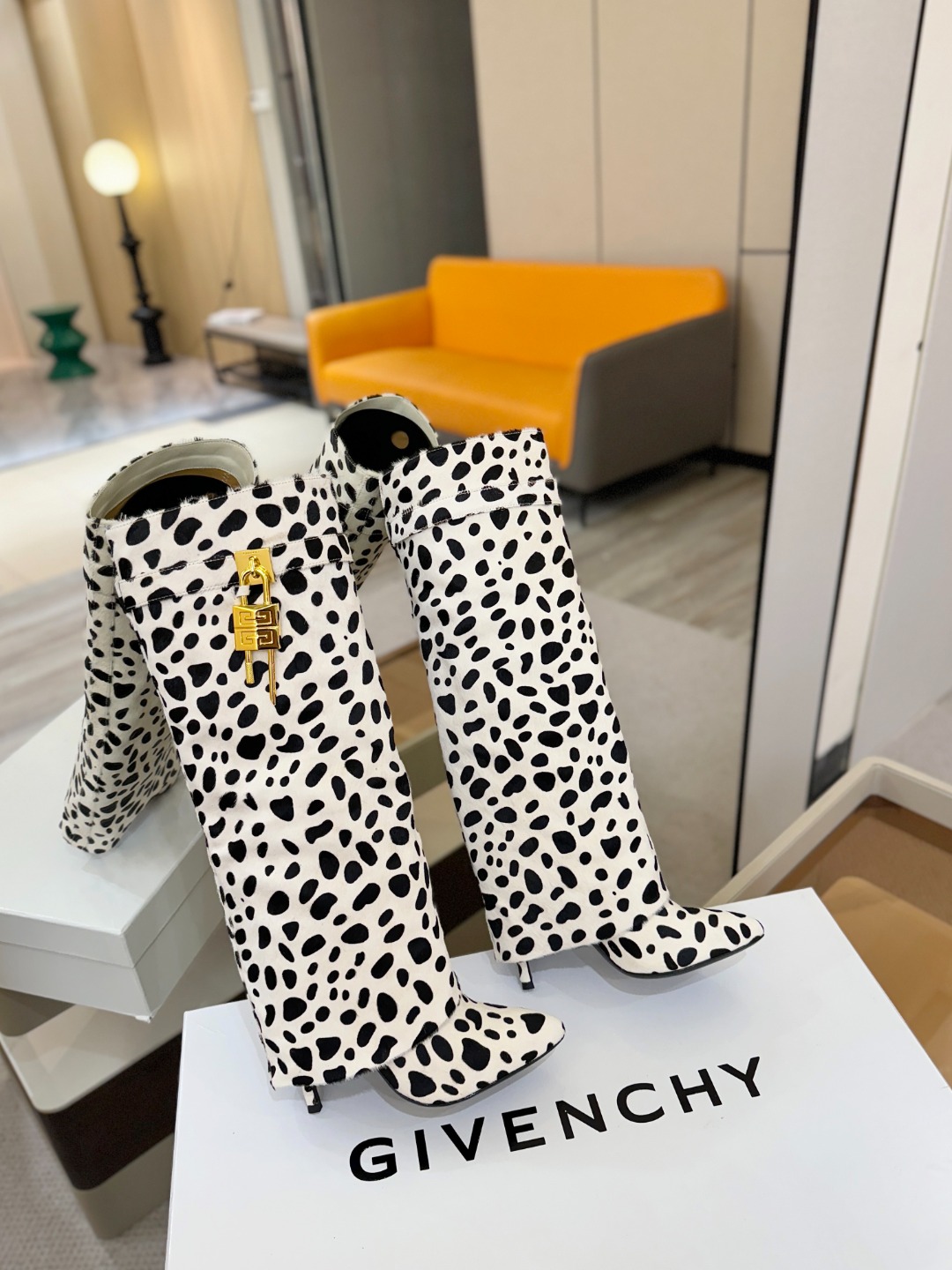 专柜正品级定制版本GIVENCHY𝐒𝐒 𝐧𝐞𝐰 高跟长靴，市面最高版本纪梵希 锁扣 风靡整个时尚圈‼️原