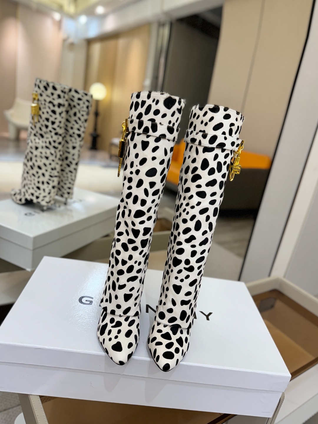 专柜正品级定制版本GIVENCHY𝐒𝐒 𝐧𝐞𝐰 高跟长靴，市面最高版本纪梵希 锁扣 风靡整个时尚圈‼️原