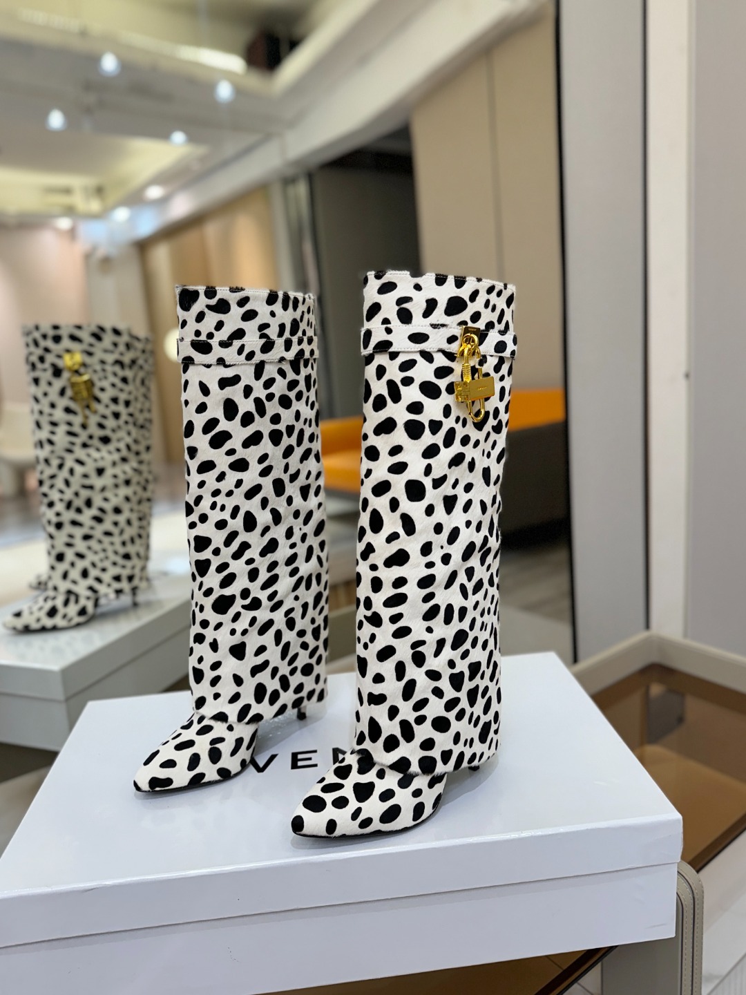 专柜正品级定制版本GIVENCHY𝐒𝐒 𝐧𝐞𝐰 高跟长靴，市面最高版本纪梵希 锁扣 风靡整个时尚圈‼️原