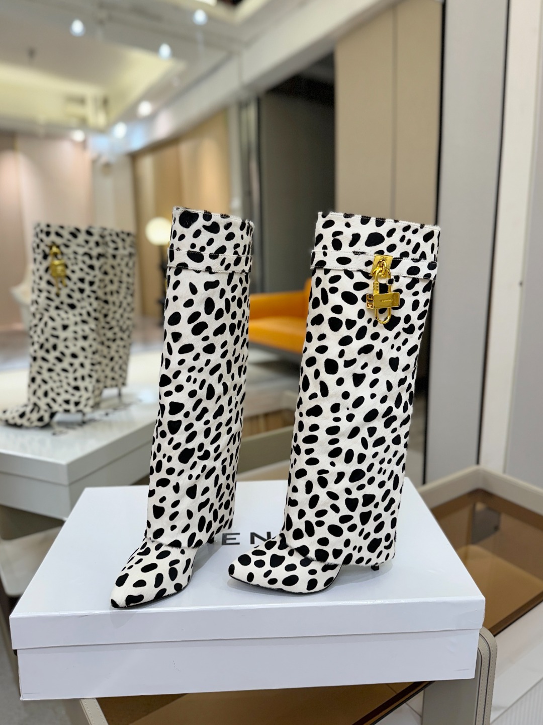 专柜正品级定制版本GIVENCHY𝐒𝐒 𝐧𝐞𝐰 高跟长靴，市面最高版本纪梵希 锁扣 风靡整个时尚圈‼️原