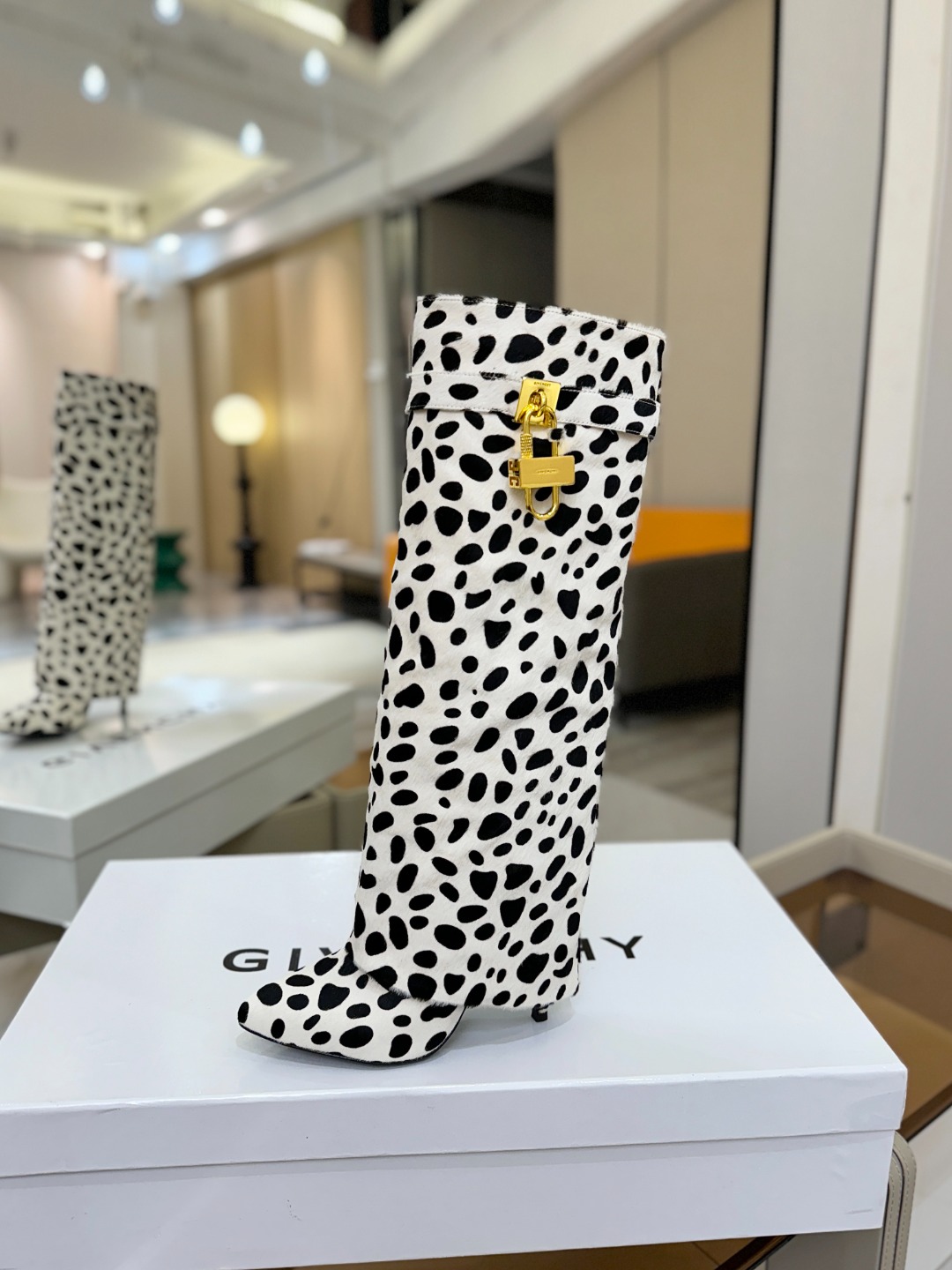 专柜正品级定制版本GIVENCHY𝐒𝐒 𝐧𝐞𝐰 高跟长靴，市面最高版本纪梵希 锁扣 风靡整个时尚圈‼️原